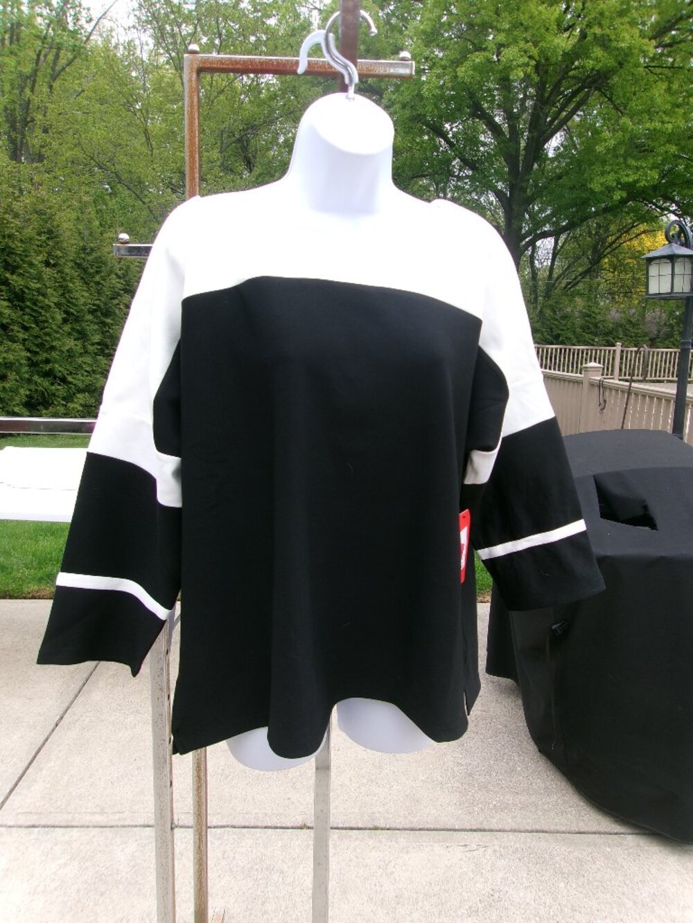 NWT MAZE WHITE&BLACK TOP 2X